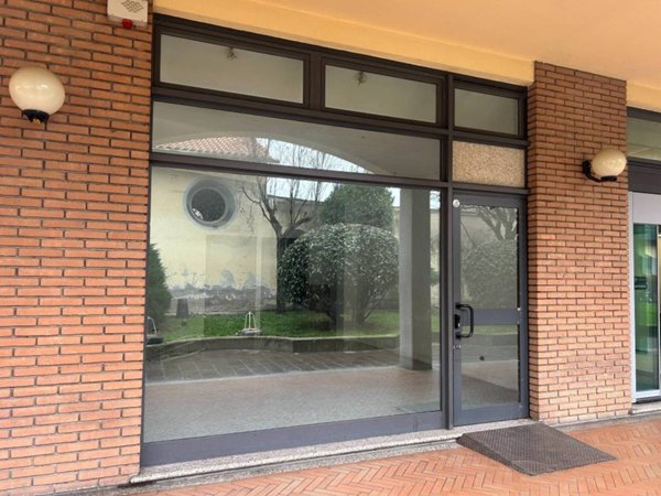 negozio in vendita a Rho in zona Passirana