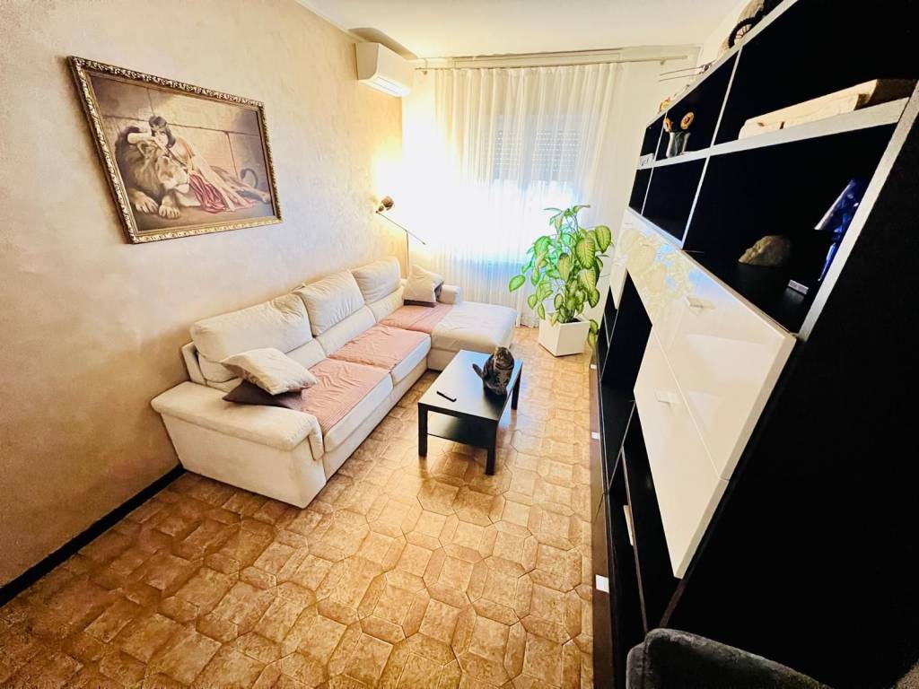 appartamento in vendita a Rho in zona Ghisolfa