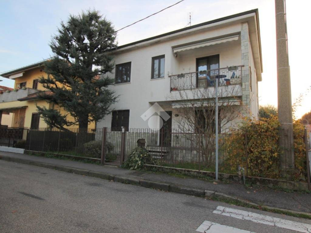 casa indipendente in vendita a Rho