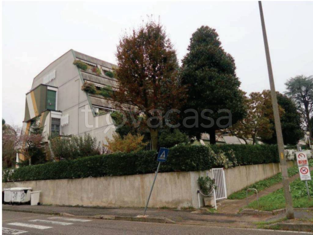 appartamento in vendita a Rho in zona Mazzo
