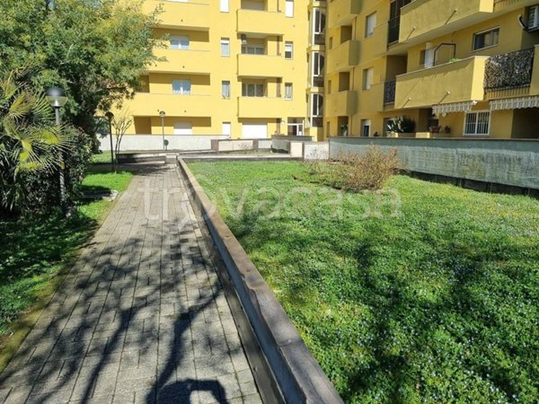appartamento in vendita a Rho in zona Lucernate