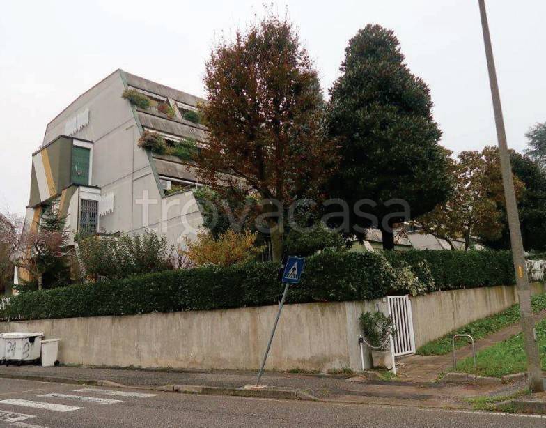 appartamento in vendita a Rho in zona Mazzo