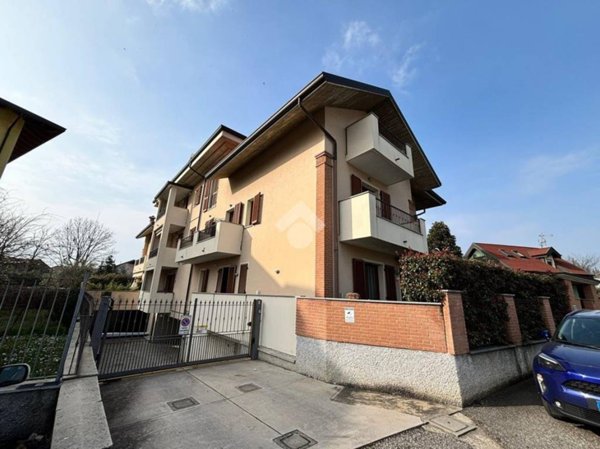 appartamento in vendita a Rho in zona Lucernate