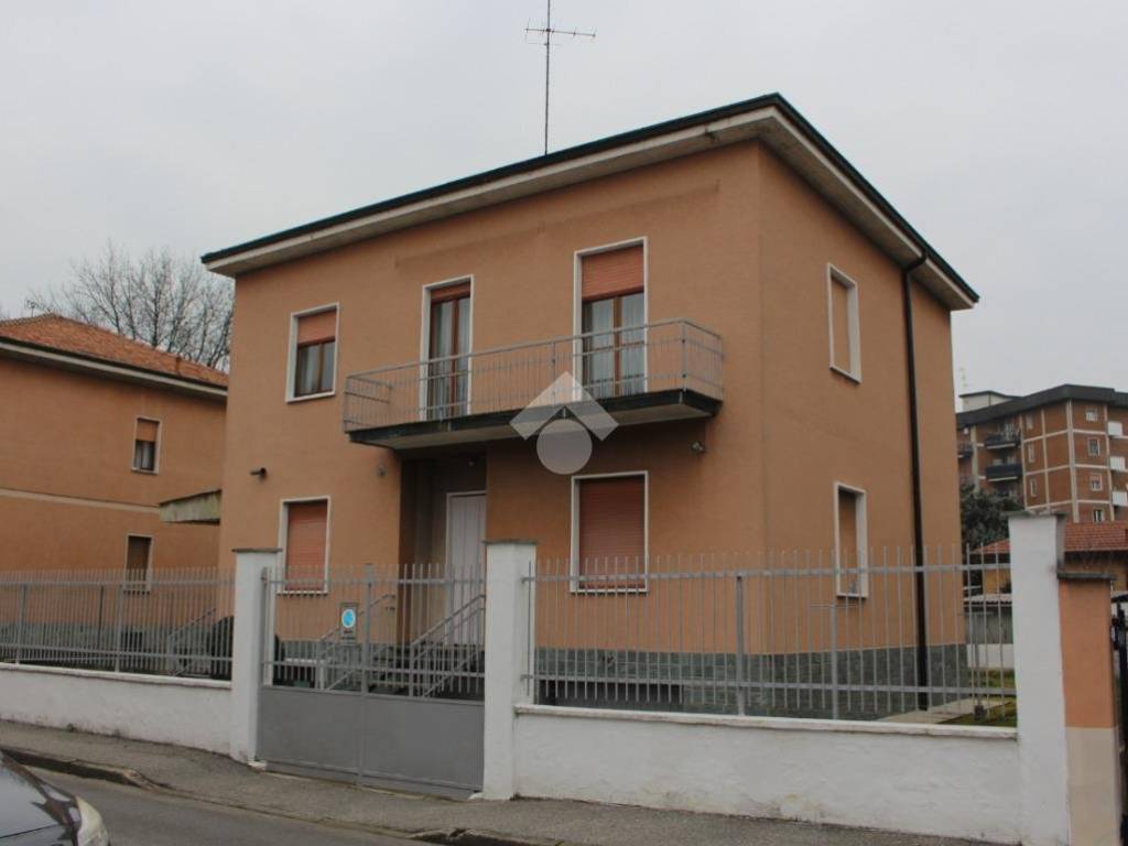 casa indipendente in vendita a Rho in zona Mazzo
