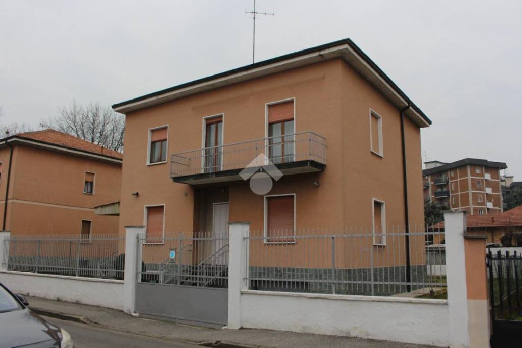 casa indipendente in vendita a Rho in zona Mazzo