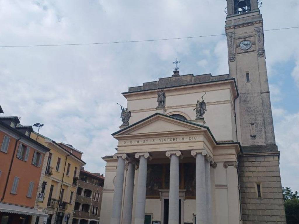 negozio in vendita a Rho