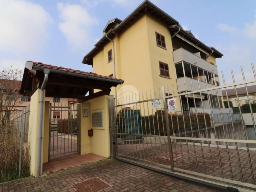 appartamento in vendita a Rho in zona Lucernate