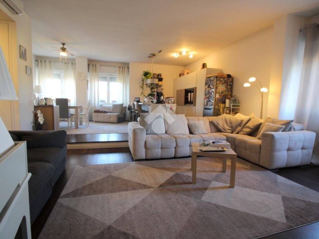 appartamento in vendita a Rho in zona Mazzo