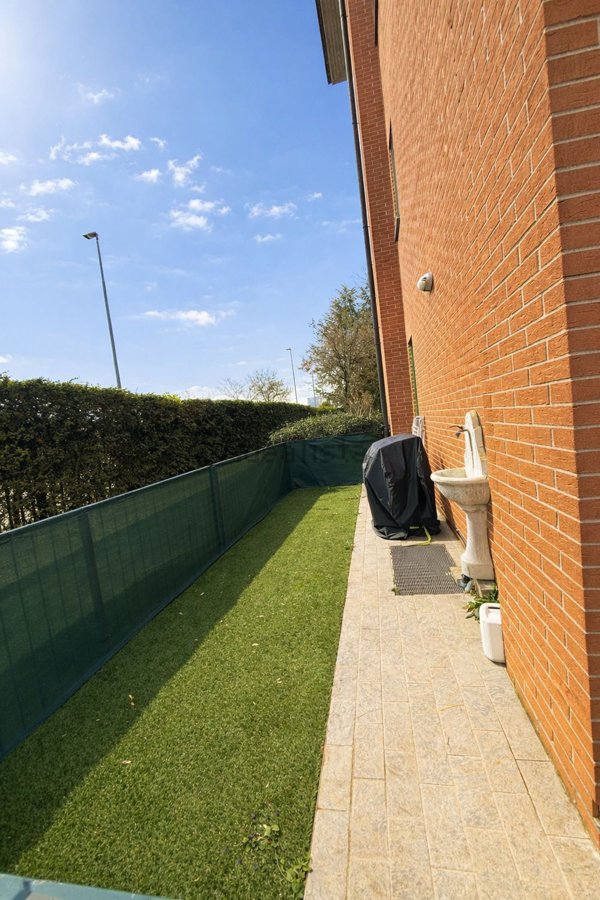 appartamento in vendita a Rho in zona Lucernate