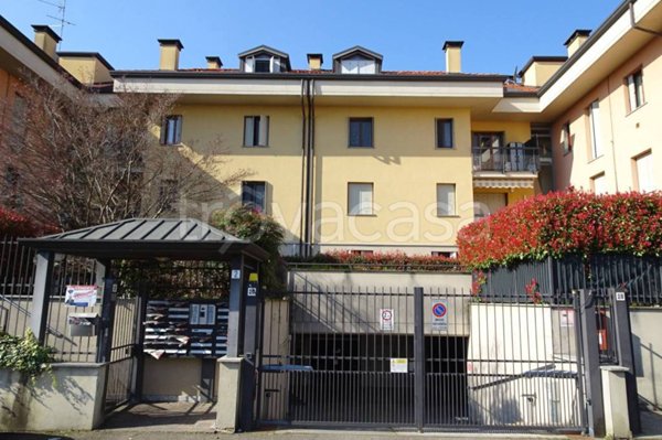 appartamento in vendita a Rho in zona Lucernate