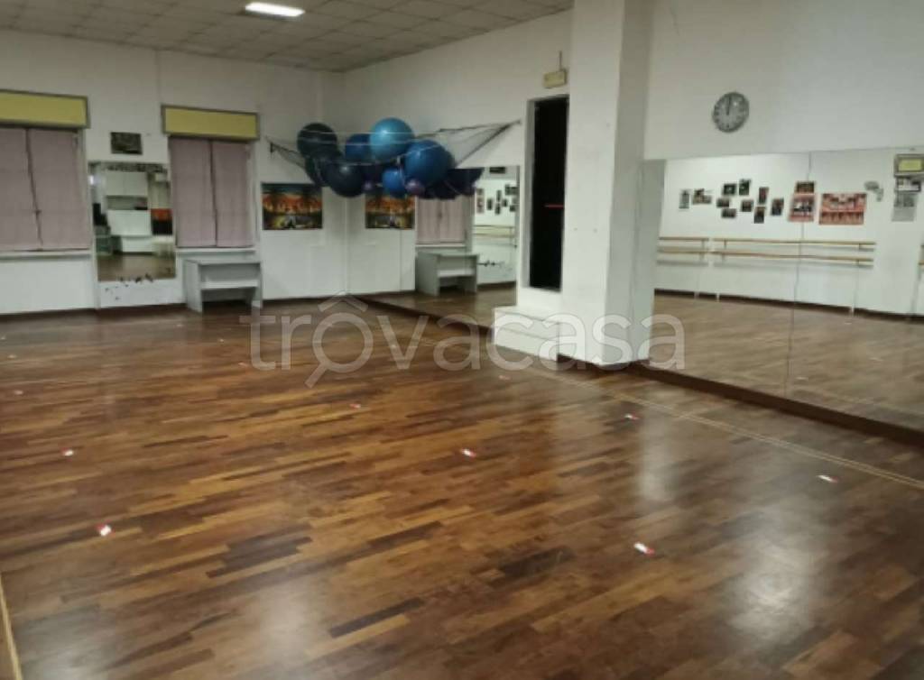 negozio in vendita a Rho in zona Terrazzano