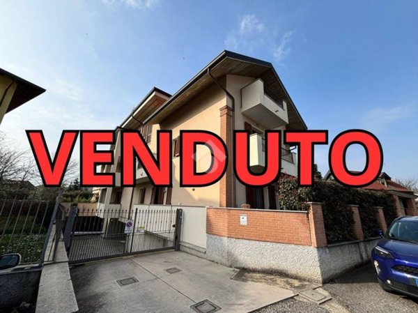 appartamento in vendita a Rho in zona Lucernate