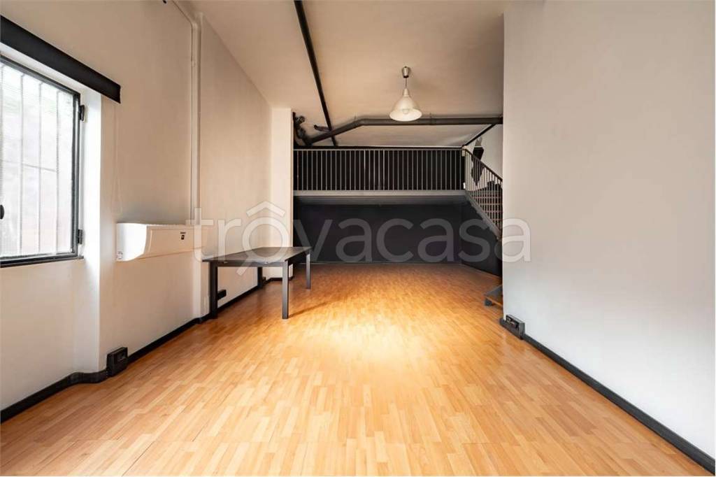 locale commerciale in vendita a Rho in zona Mazzo