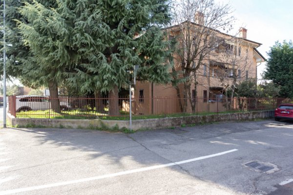 appartamento in vendita a Rho in zona Lucernate