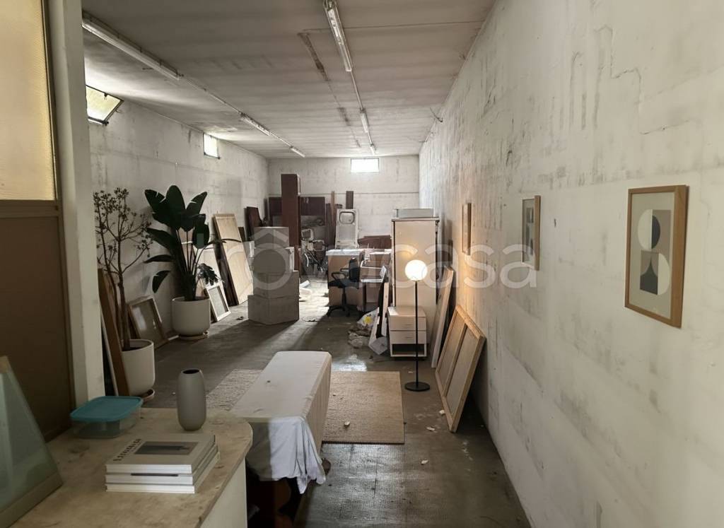 locale commerciale in vendita a Rho