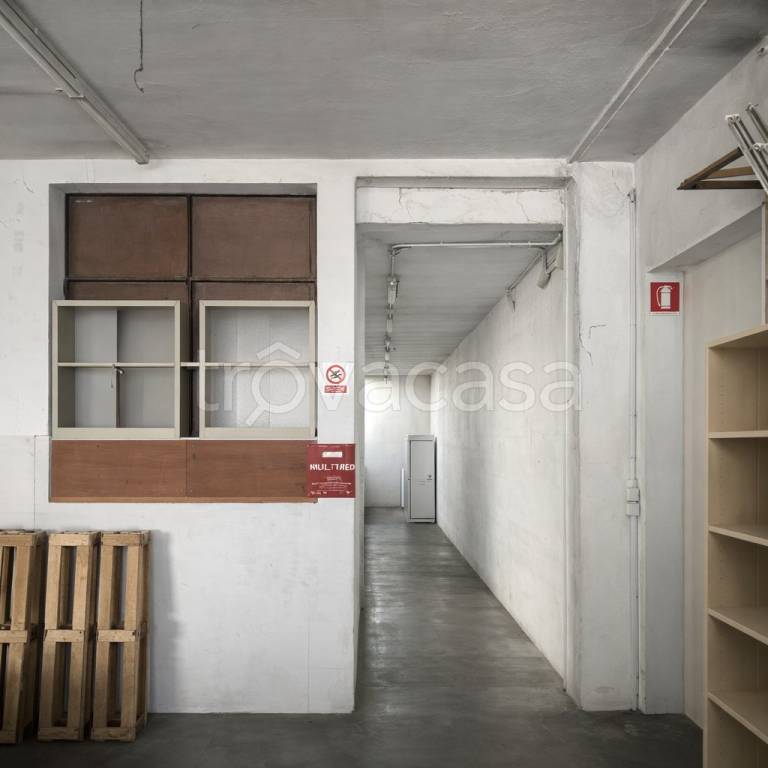 locale commerciale in vendita a Rho