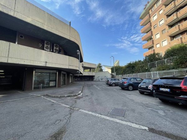 locale commerciale in vendita a Rho in zona Pantanedo
