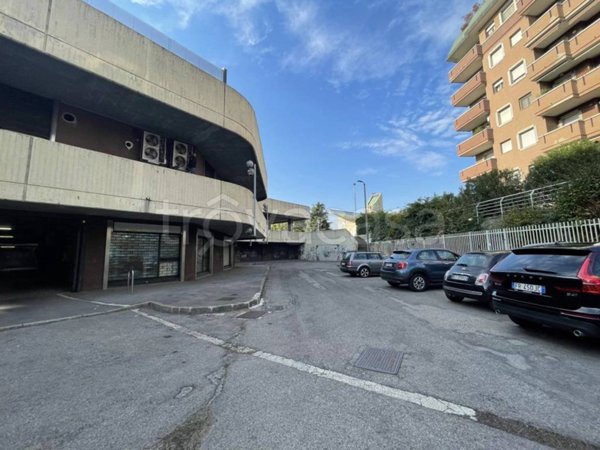 locale commerciale in vendita a Rho in zona Mazzo