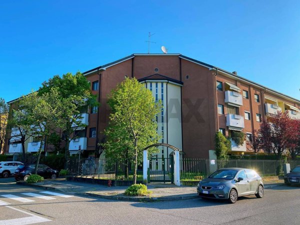 appartamento in vendita a Rho in zona Lucernate