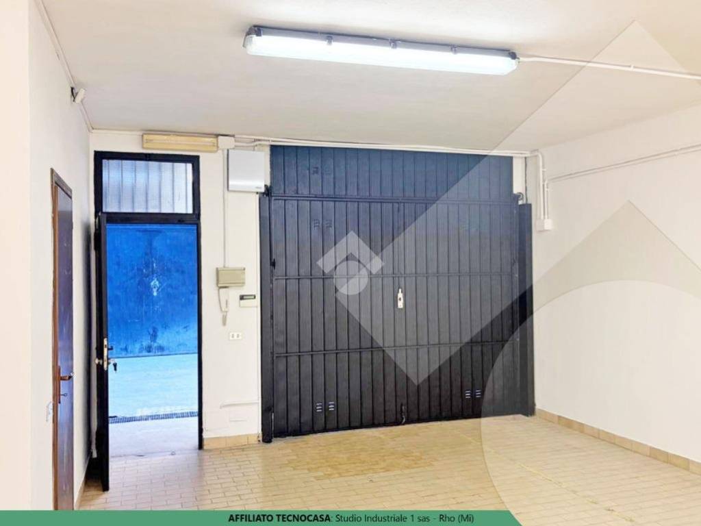 locale commerciale in vendita a Rho in zona Mazzo