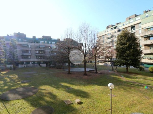 negozio in vendita a Rho in zona Castellazzo