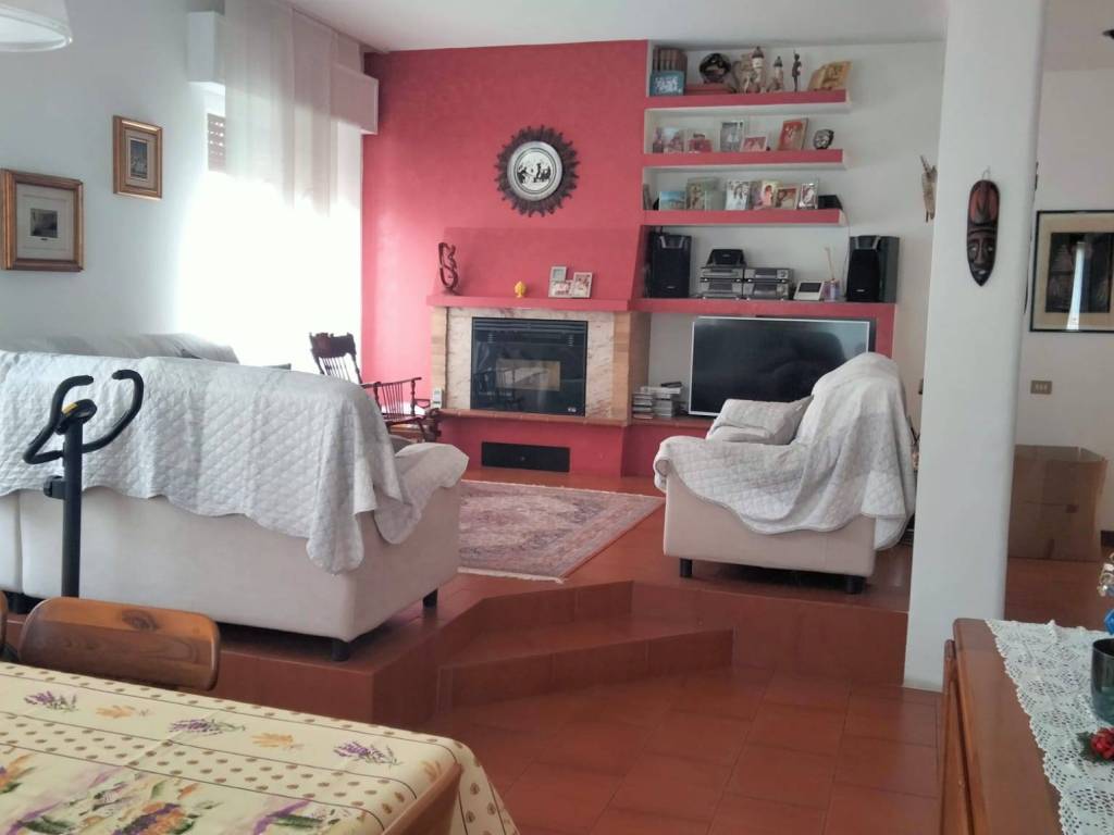 appartamento in vendita a Rho in zona Lucernate