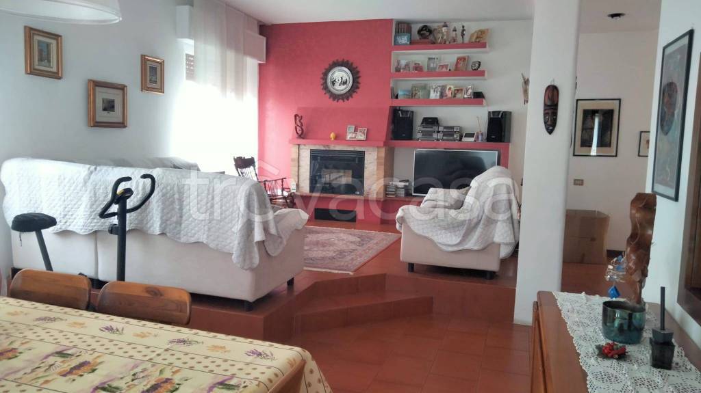 appartamento in vendita a Rho in zona Lucernate