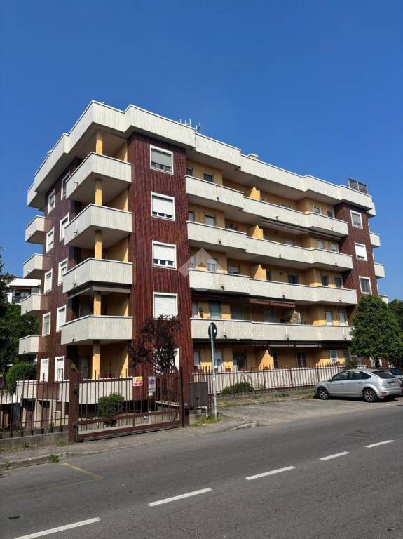 appartamento in vendita a Rho in zona Mazzo