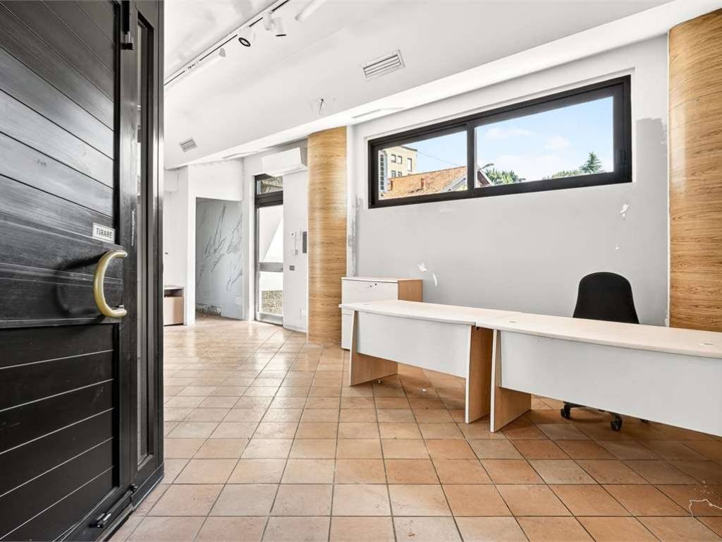 negozio in vendita a Rho in zona Passirana