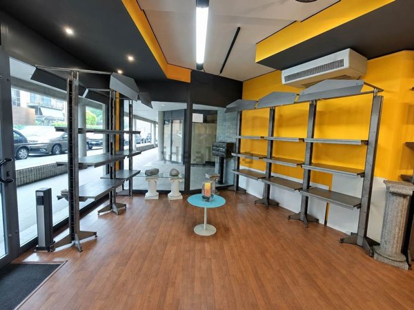 locale commerciale in vendita a Rho