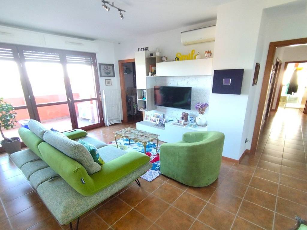 appartamento in vendita a Rho in zona Lucernate
