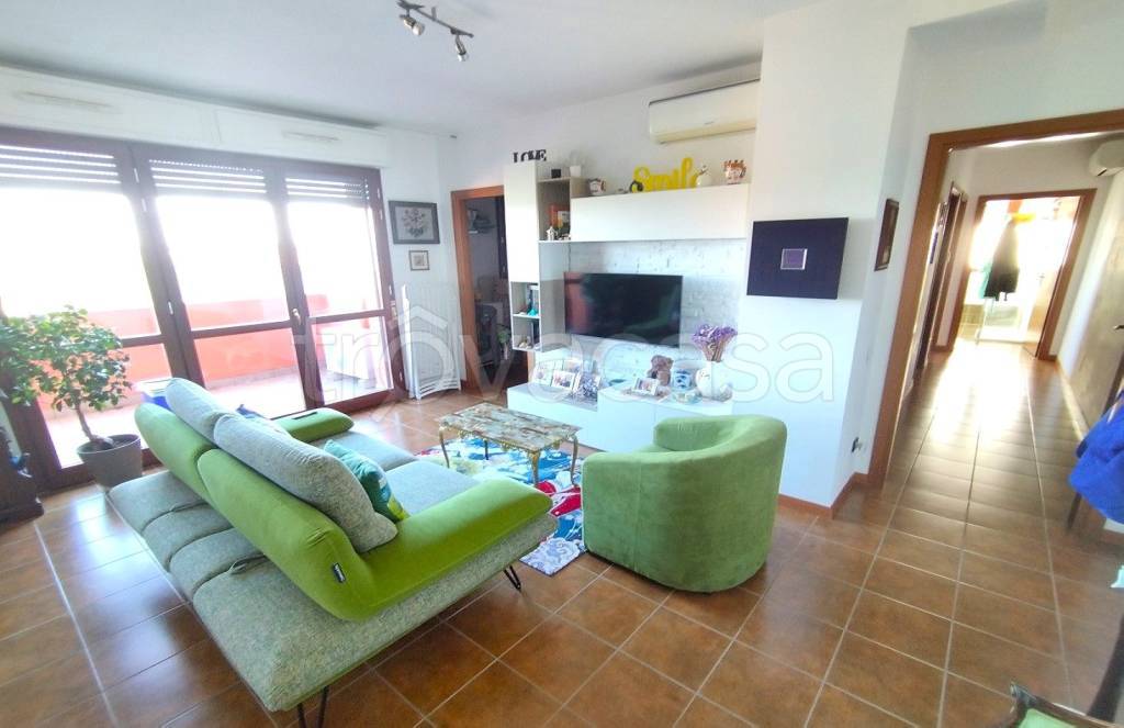 appartamento in vendita a Rho in zona Lucernate