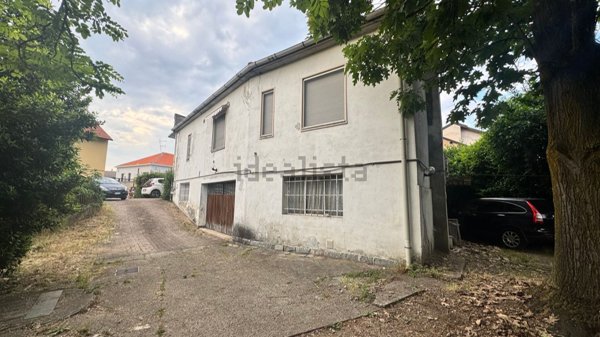 casa indipendente in vendita a Rho in zona Lucernate