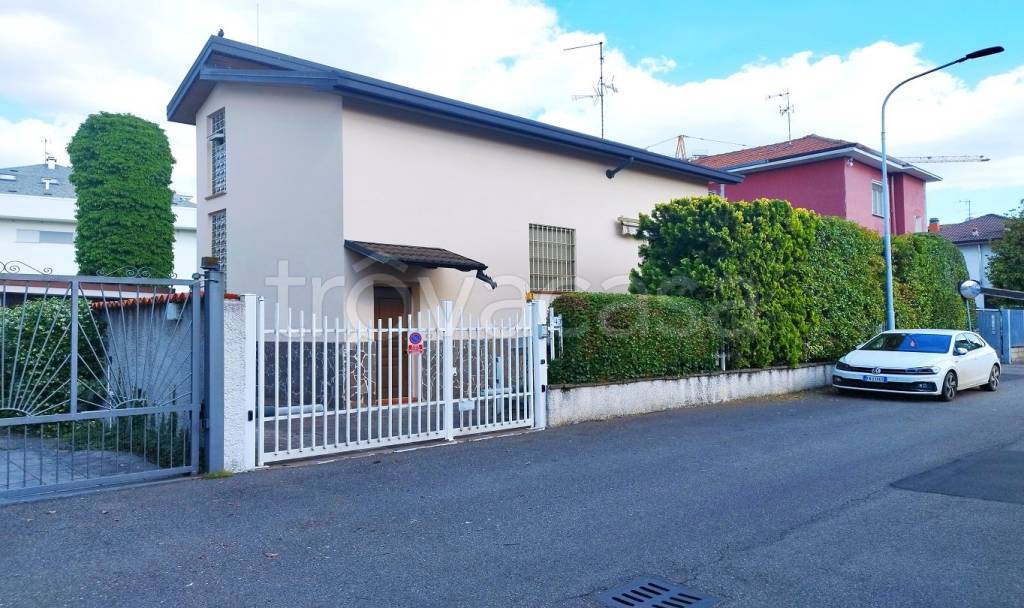casa indipendente in vendita a Rho in zona Castellazzo