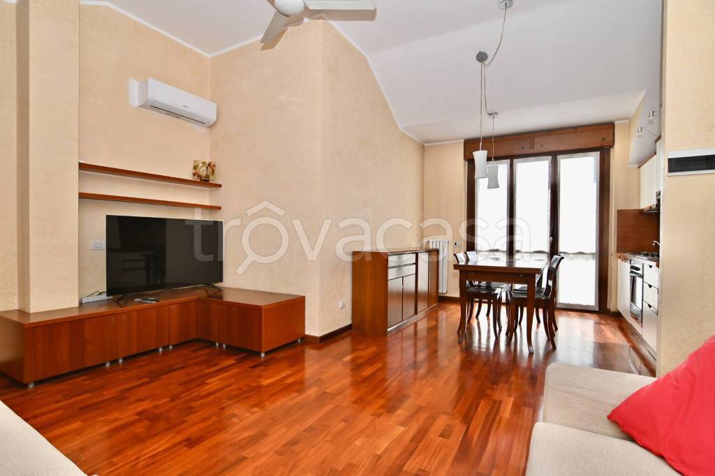 appartamento in vendita a Rho in zona Lucernate