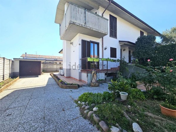 casa indipendente in vendita a Rho in zona Castellazzo