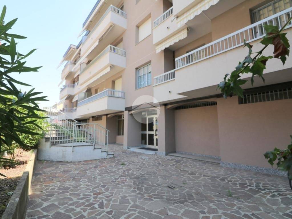 appartamento in vendita a Rho in zona Castellazzo