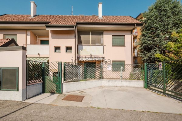 appartamento in vendita a Rho in zona Lucernate
