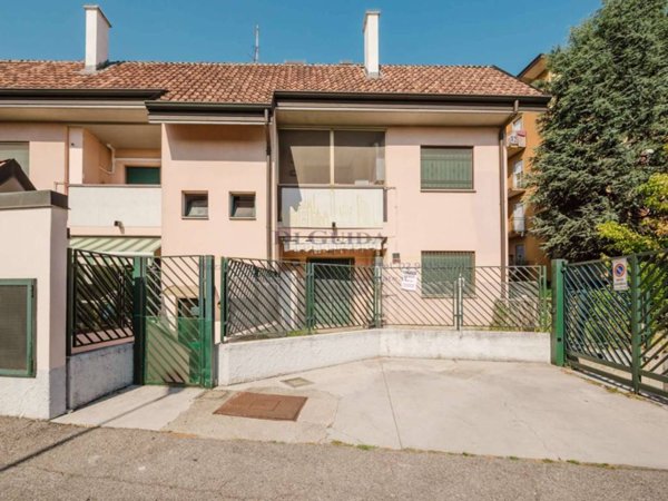 appartamento in vendita a Rho in zona Lucernate
