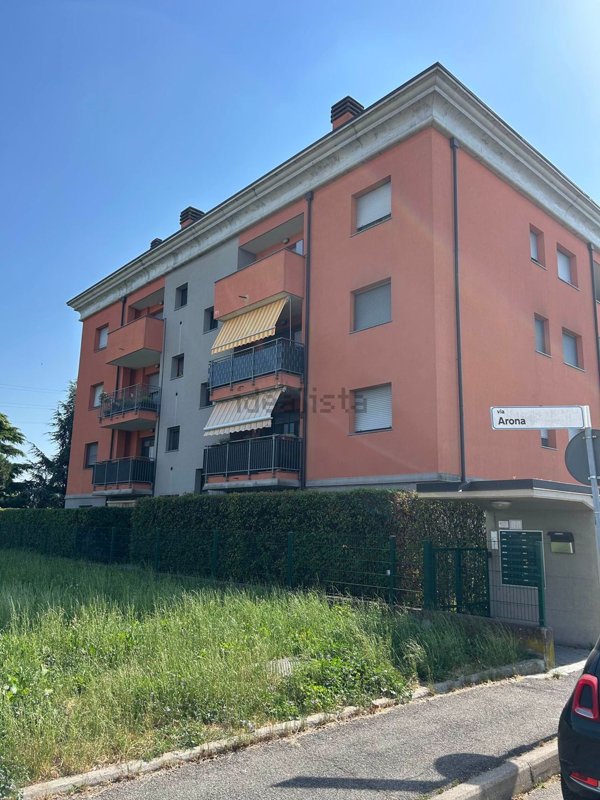 appartamento in vendita a Rho in zona Lucernate