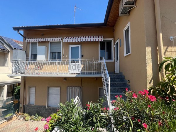 appartamento in vendita a Rho in zona Castellazzo