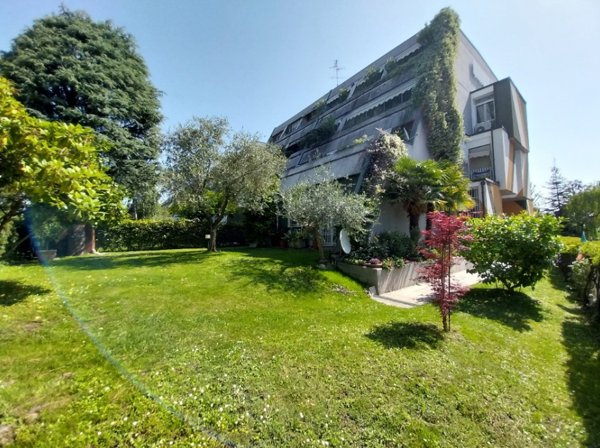 appartamento in vendita a Rho in zona Mazzo