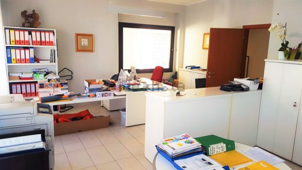 locale commerciale in vendita a Rho