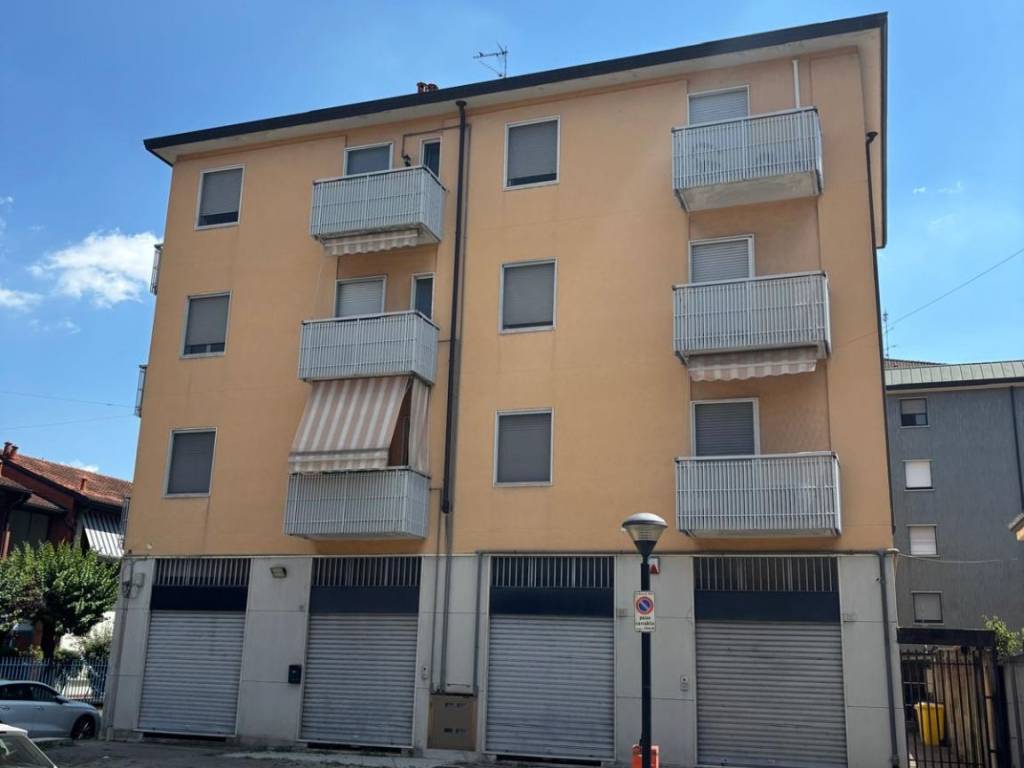 negozio in vendita a Rho in zona Biringhello