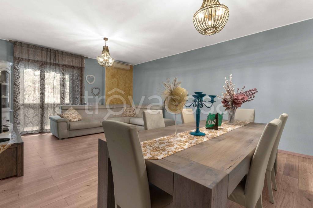 appartamento in vendita a Rho in zona Mazzo