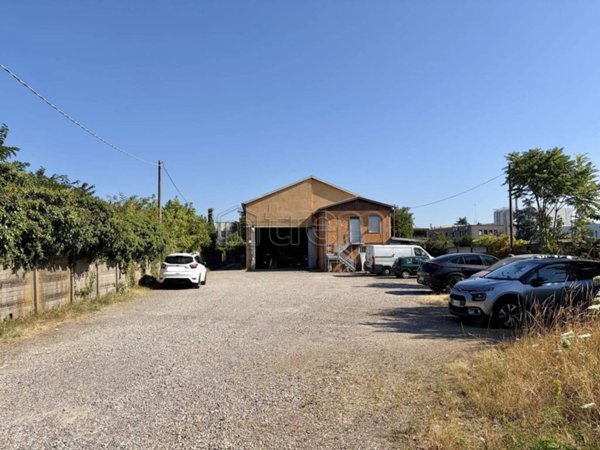 locale commerciale in vendita a Rho in zona Passirana