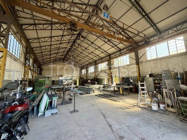 locale commerciale in vendita a Rho in zona Passirana