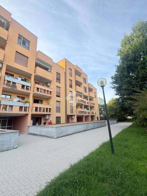 appartamento in vendita a Rho in zona Mazzo