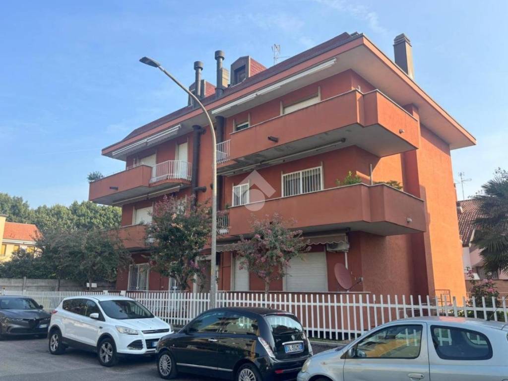 appartamento in vendita a Rho in zona Mazzo