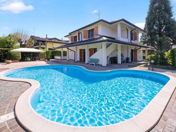 casa indipendente in vendita a Rho in zona Mazzo